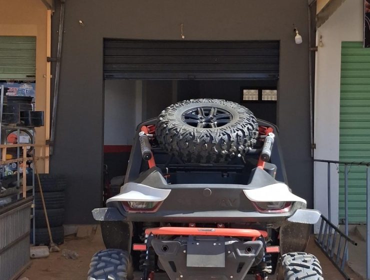Mantenimiento y preparación de buggies Segway en la base de Wild Sahara.