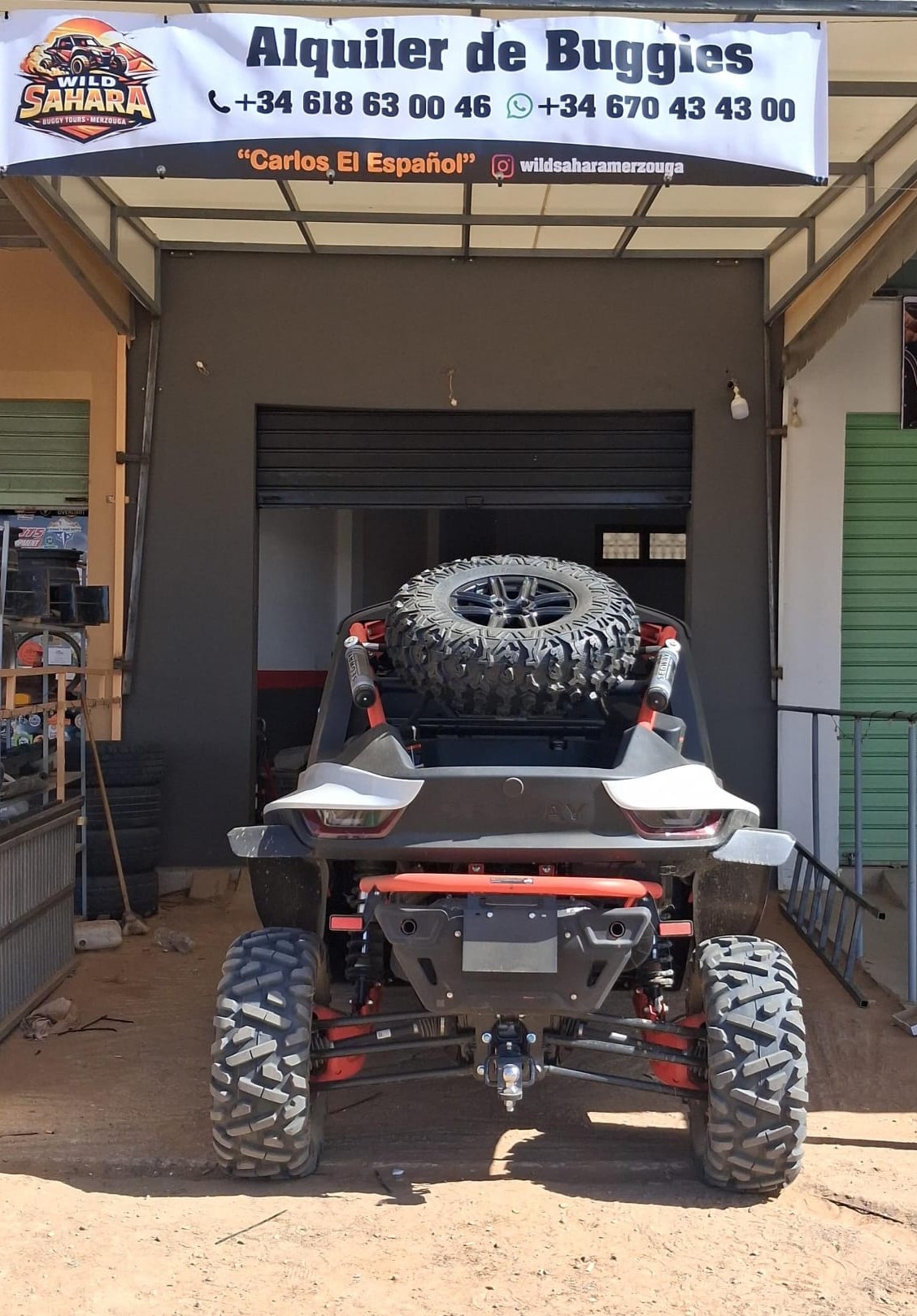 Mantenimiento y preparación de buggies Segway en la base de Wild Sahara.