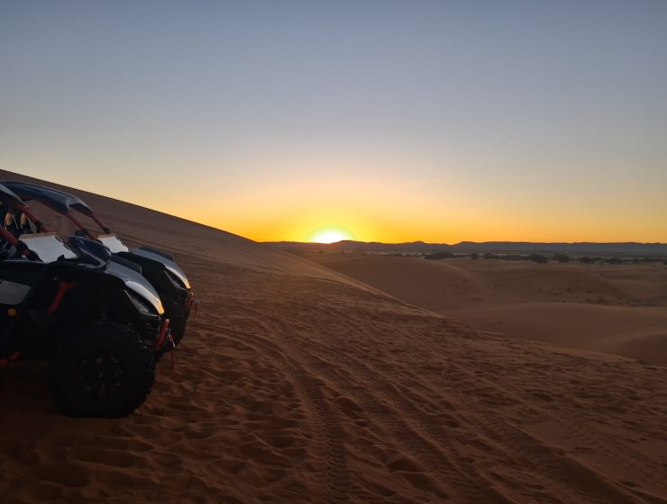 Buggies en una preciosa puesta de sol en el desierto del Sahara