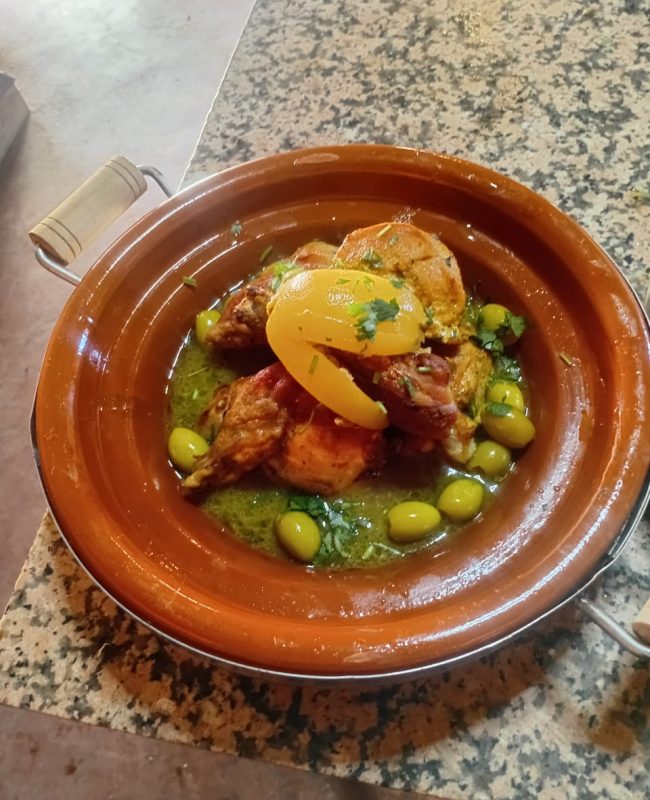 Plato de tajine bereber tradicional servido después de un tour en buggy en Merzouga.