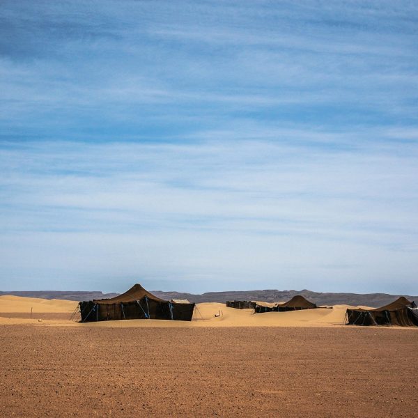 Campamento nómada bereber en el desierto del Sahara